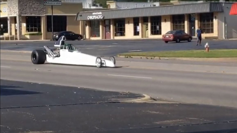 Ένα αυτοκίνητο drag σαρώνει τους δρόμους του Τέξας